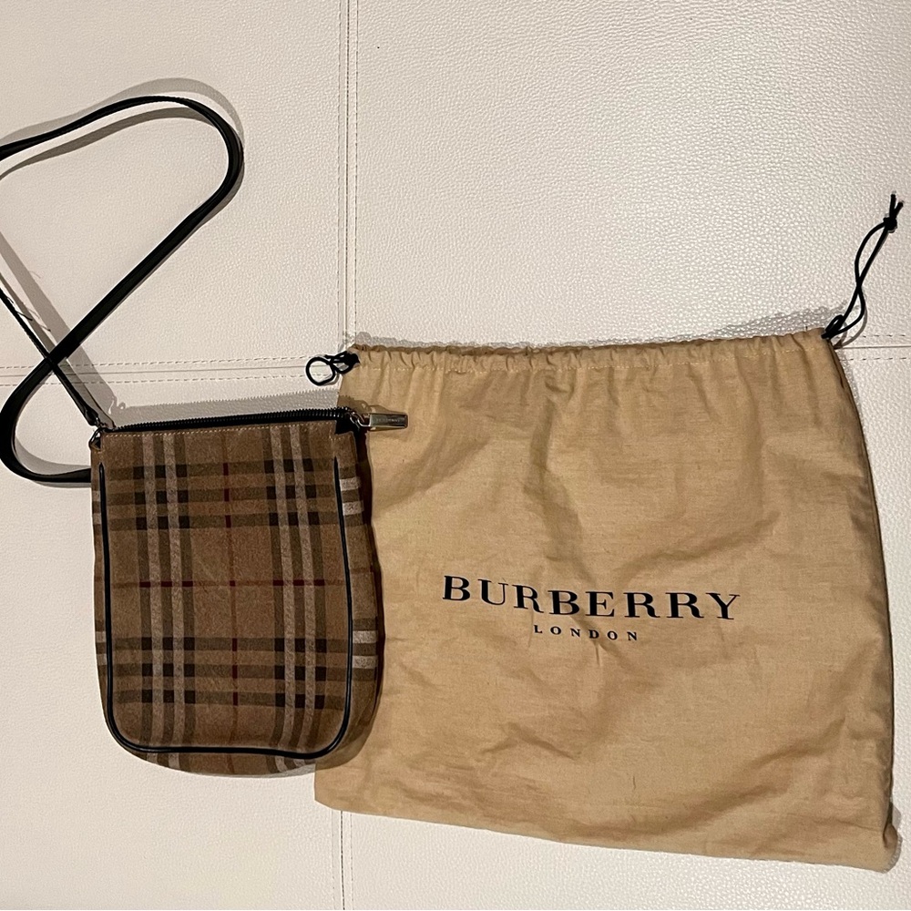 Burberry Brown Vintage Nova Check Messenger Crossbody with Black Strap - Picture 2 of 13